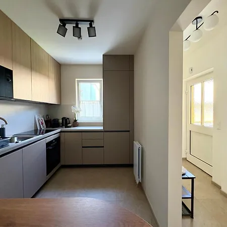 Fresh Upstairs & Free Parking Lejlighed