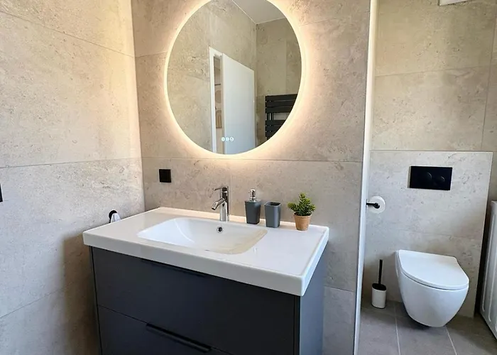 Apartment Fresh Upstairs & Free Parking *