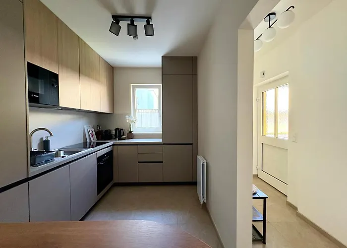 Fresh Upstairs & Free Parking Apartment