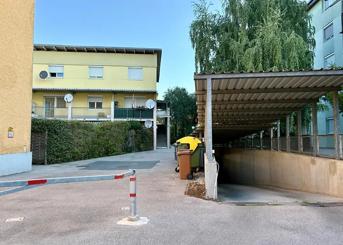 Fresh Upstairs & Free Parking Apartment *