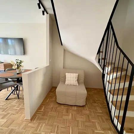 Fresh Upstairs & Free Parking 아파트 *