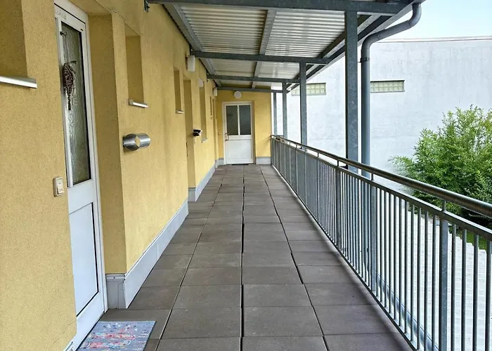 Fresh Upstairs & Free Parking 아파트