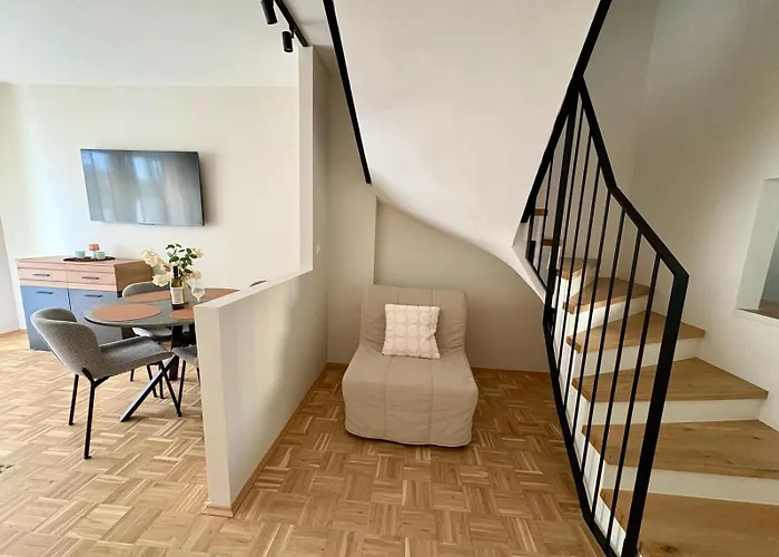 Fresh Upstairs & Free Parking شقة *