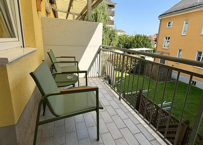 Fresh Upstairs & Free Parking شقة *